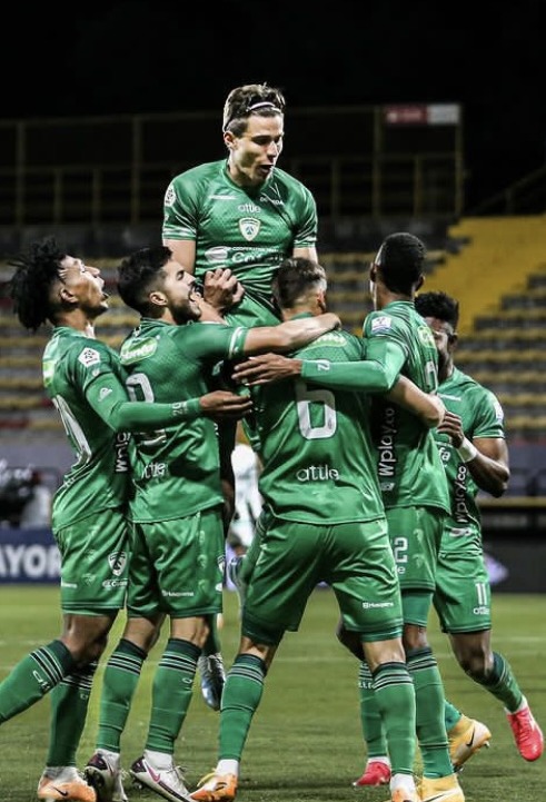 Felipe Acosta celebrando un gol con su equipo