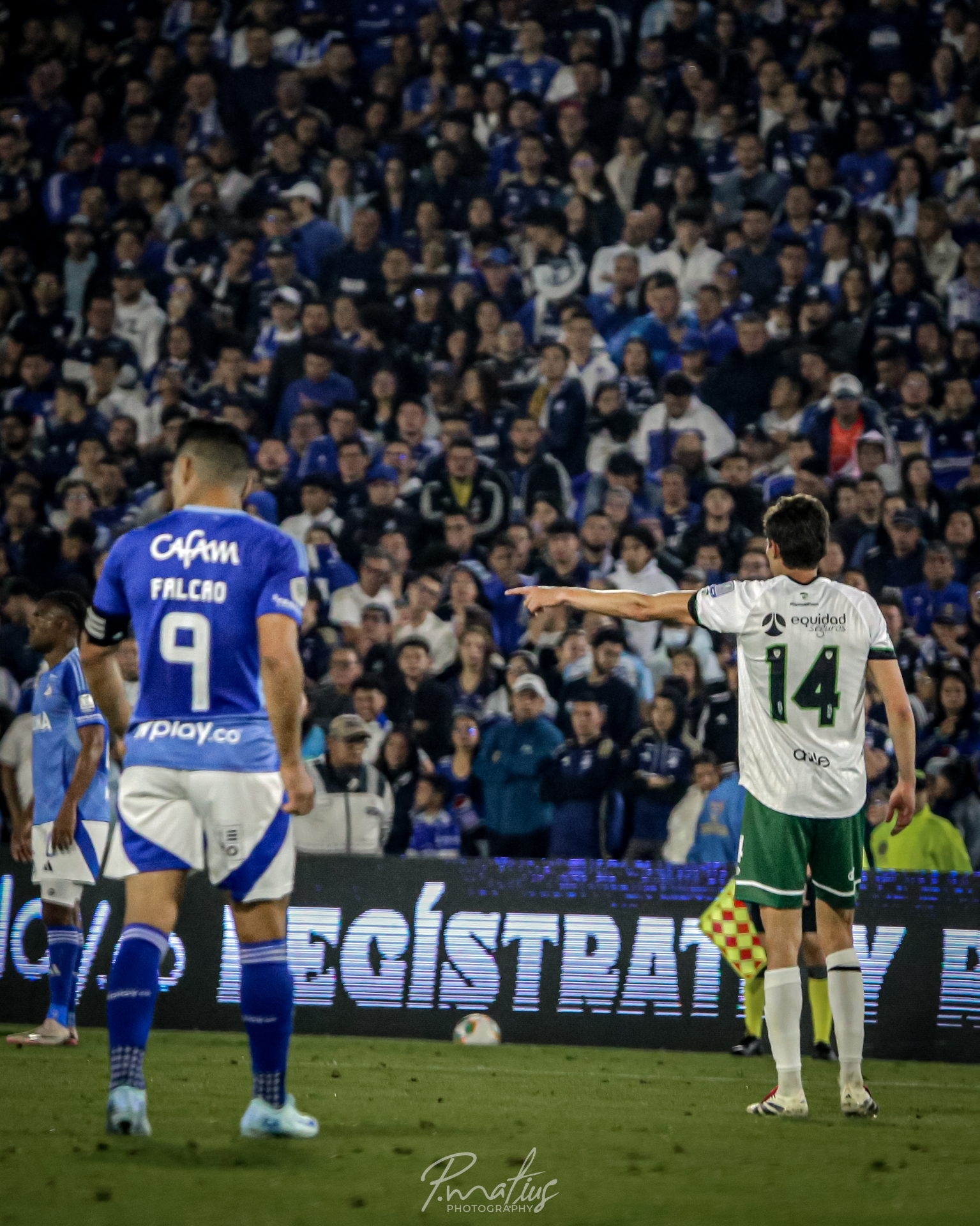 Felipe Acosta Bayer en el campo durante un partido profesional